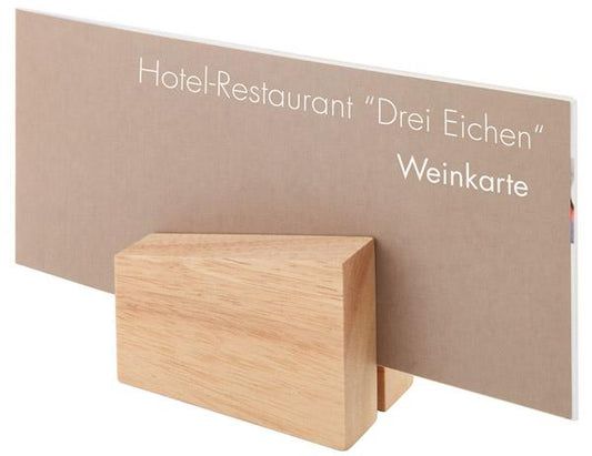 Holzhalter mit Weinkarte.