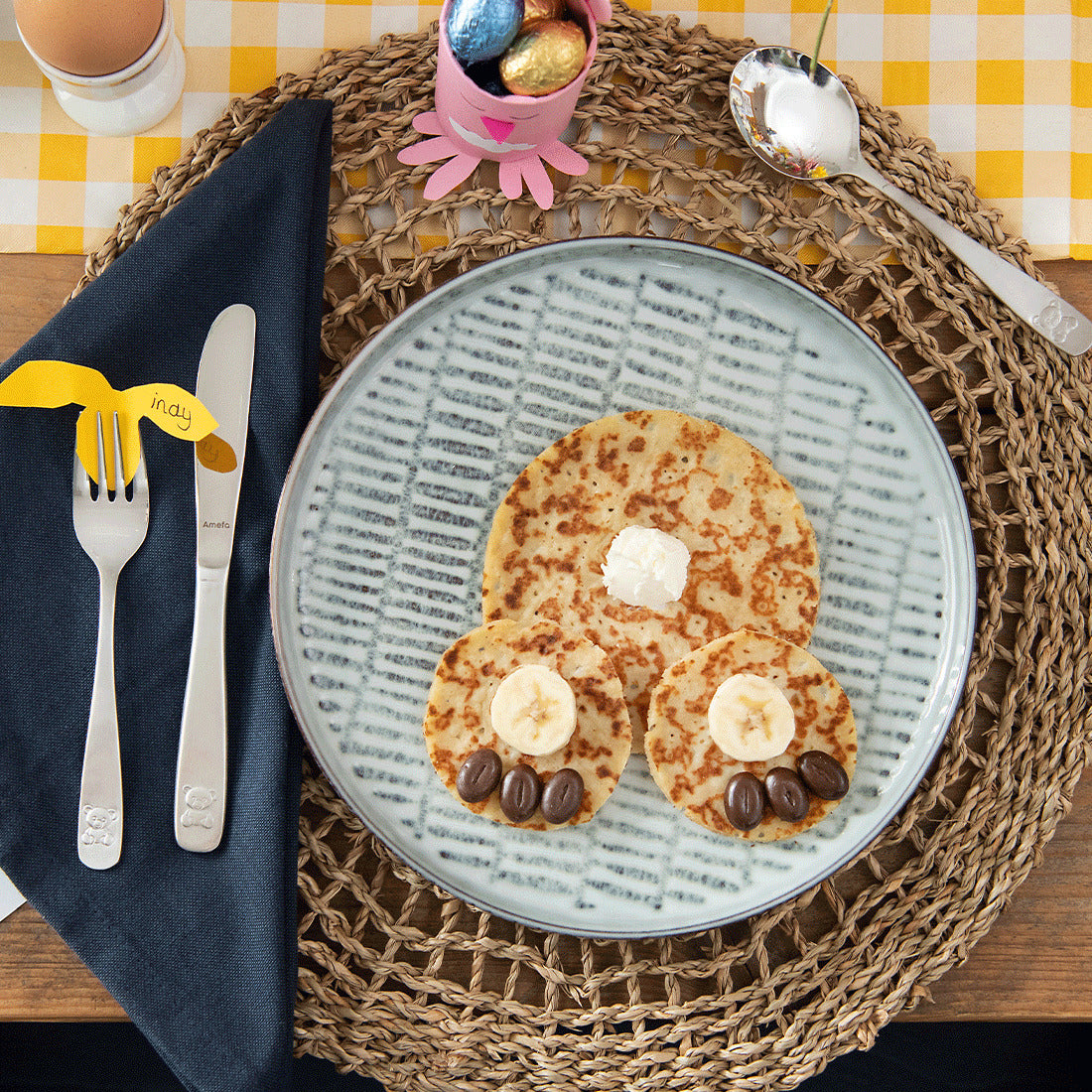 Pfannkuchen mit Bananen und Schokoladenstücken dekoriert.