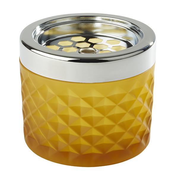 Gelber Aschenbecher mit Metallgitter.