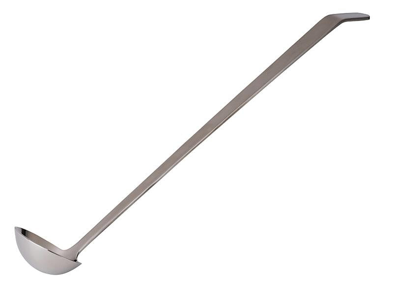 Silberne Suppenkelle mit langem Griff.