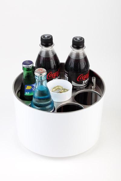 Getränkehalter mit Flaschen und Bechern.