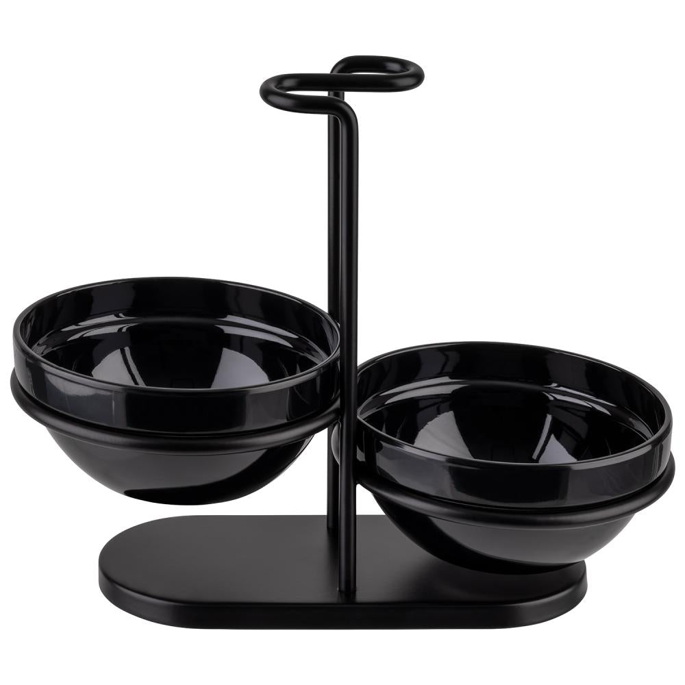 Schwarze Schalen auf Ständer.