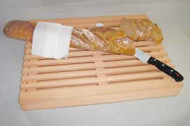 Baguette auf Holzbrett mit Messer.