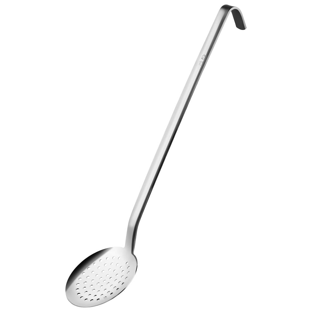 Langer Edelstahl-Schaumlöffel mit Löchern.