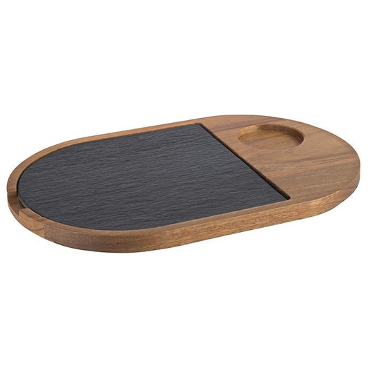 Holztablett mit Schieferplatte und Vertiefung.