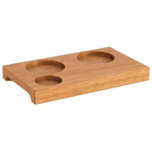 Holztablett mit runden Vertiefungen.