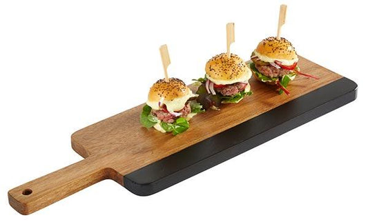 Drei Mini-Burger auf Holzbrett.