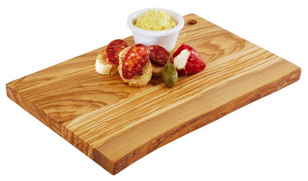 Holzbrett mit Aufschnitt und Dip.