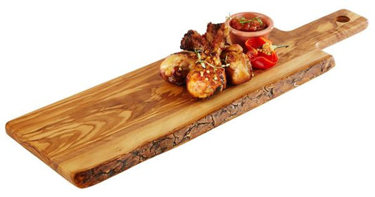 Holzbrett mit Hähnchen und Dip.