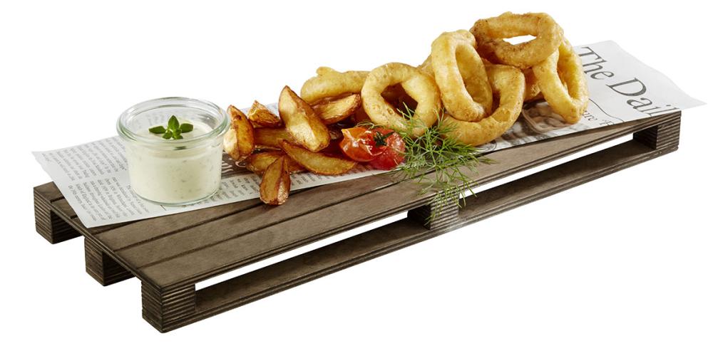 Holzpalette mit Pommes und Zwiebelringen.