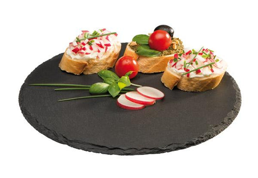 Brot mit Aufstrich auf Schieferplatte.