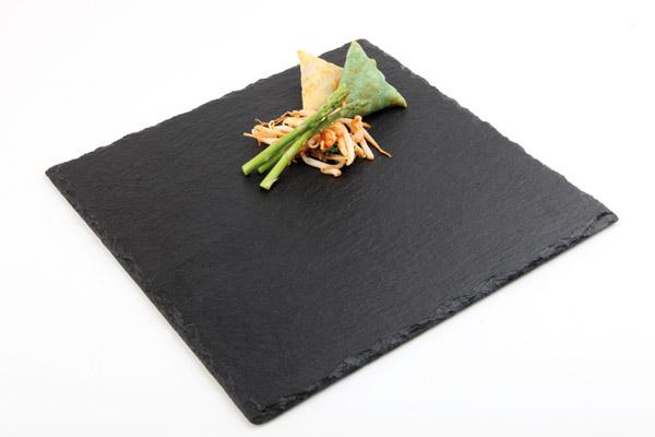 Schieferplatte mit Speisenarrangement.