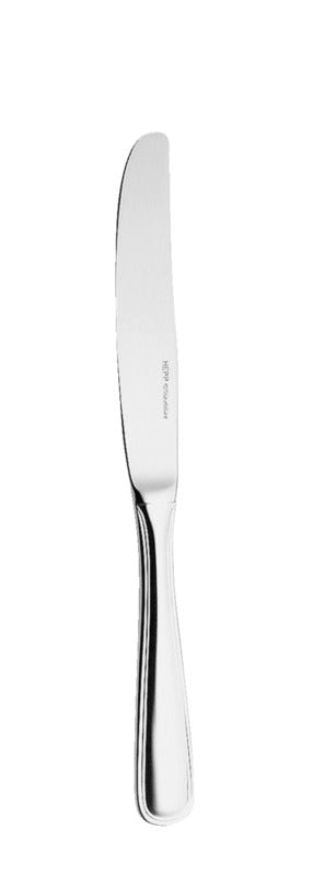Silbernes Buttermesser auf weißem Hintergrund.