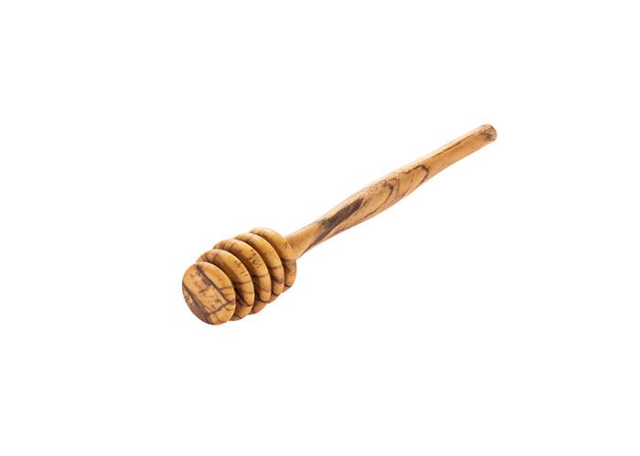 Holz-Honiglöffel auf weißem Hintergrund.