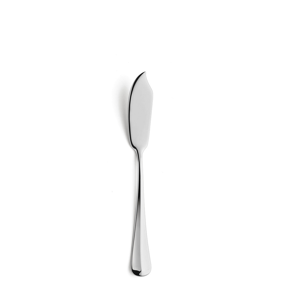 Silbernes Buttermesser auf weißem Hintergrund.