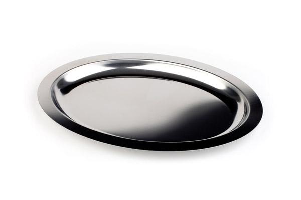 Ovales Edelstahl-Serviertablett auf weiß.