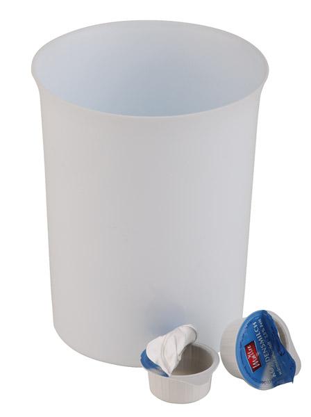 Plastikbecher mit Sahneportionen.