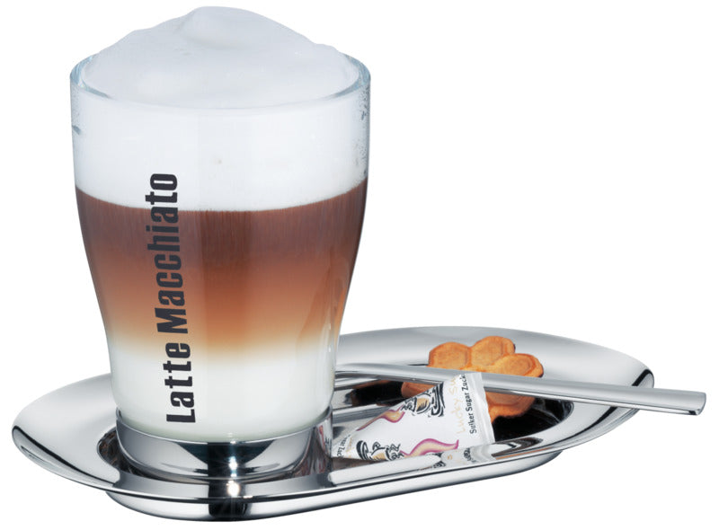 Latte Macchiato auf Servierplatte.