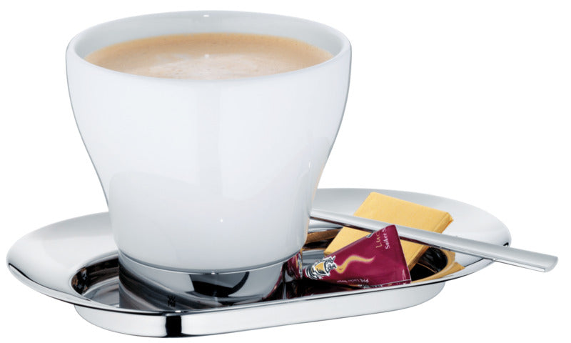 Kaffeetasse mit Untertasse und Süßigkeit.