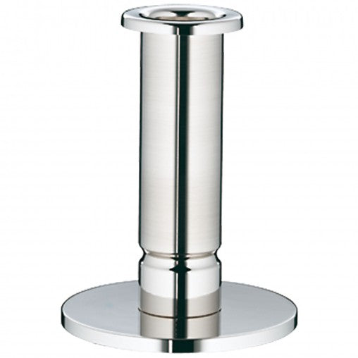 Silberner Kerzenhalter aus Metall.