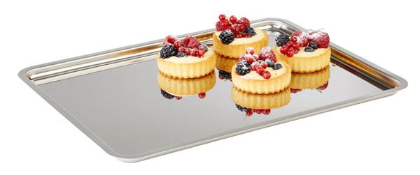 Spiegelplatte mit kleinen Törtchen.