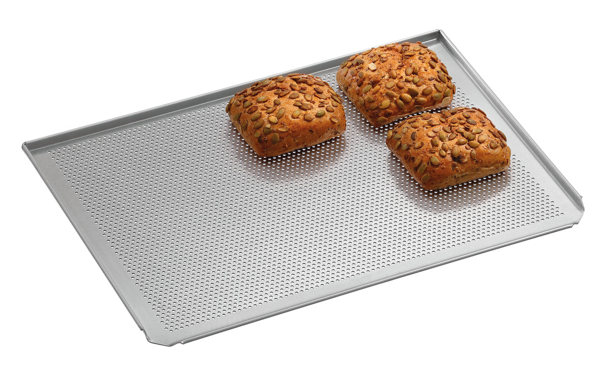Backblech mit drei Brötchen.