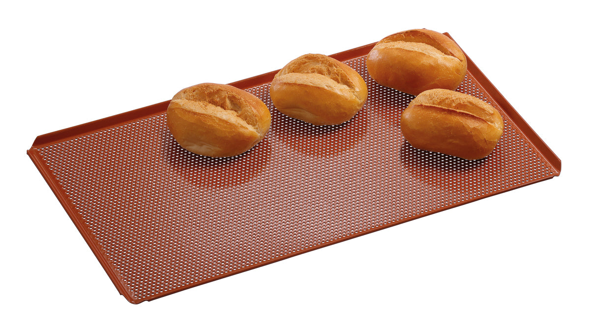 Brötchen auf perforiertem Backblech.