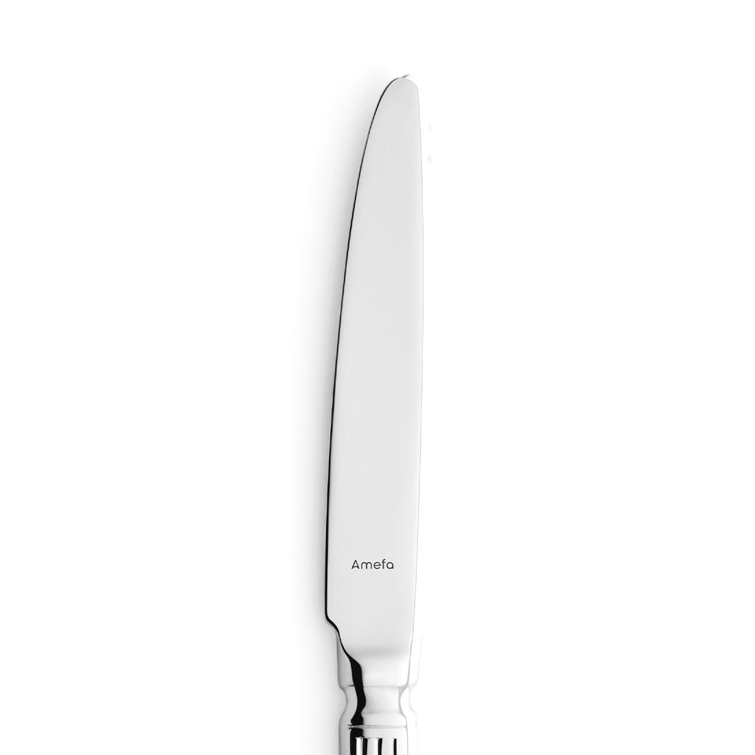 Silbernes Messer auf weißem Hintergrund.
