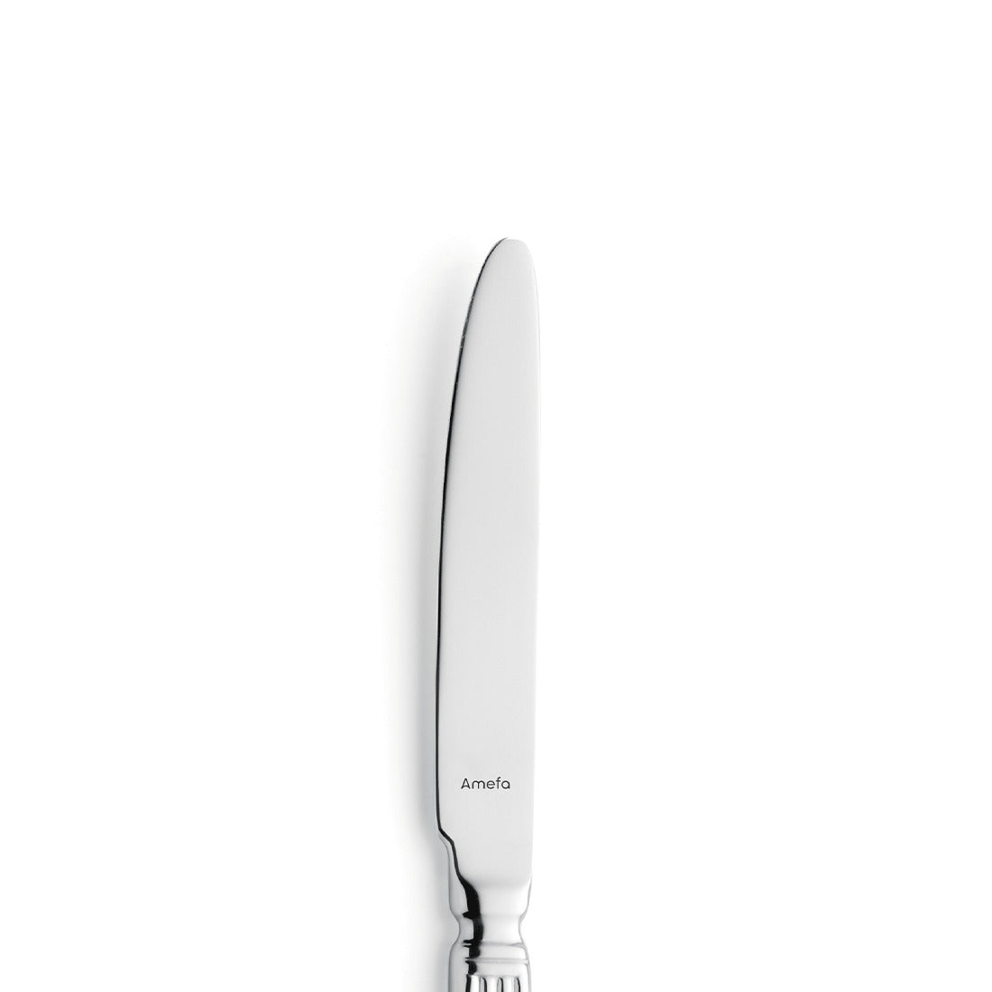 Silbernes Messer auf weißem Hintergrund.