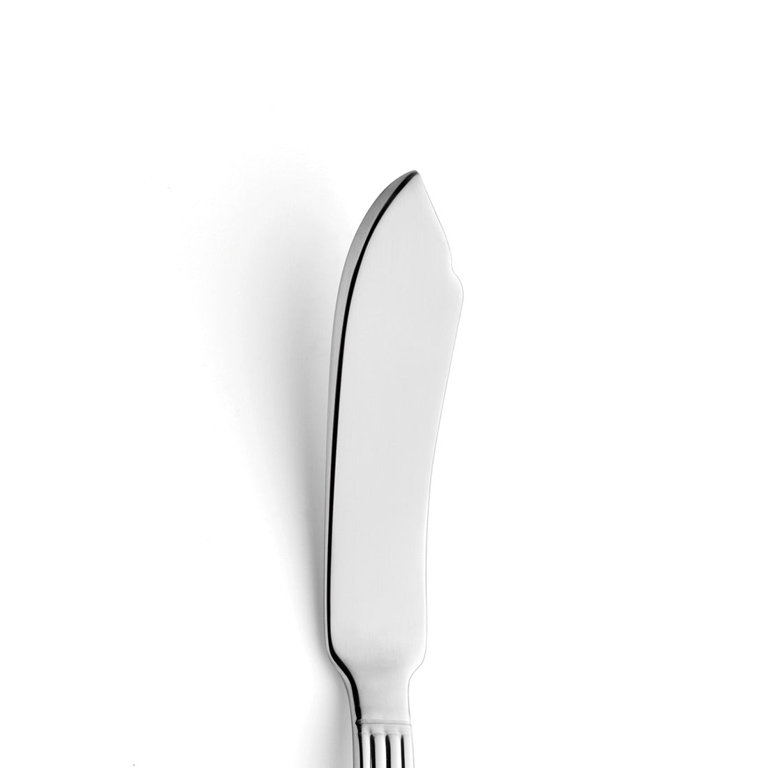 Silbernes Buttermesser auf weißem Hintergrund.