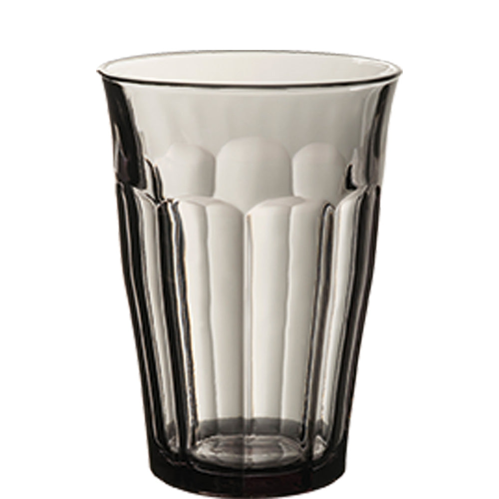 Graues Trinkglas mit Facetten.