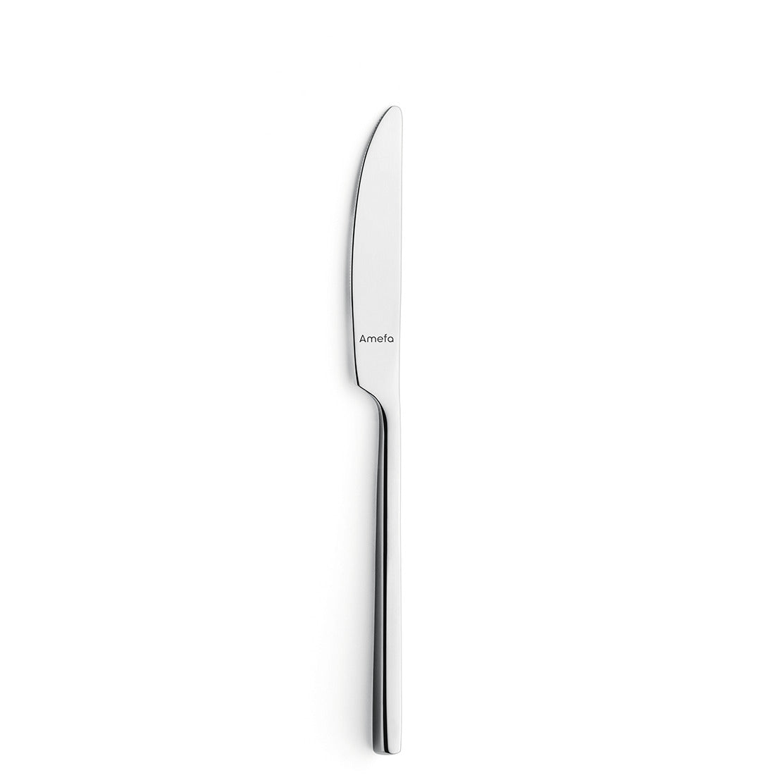 Silbernes Messer auf weißem Hintergrund.