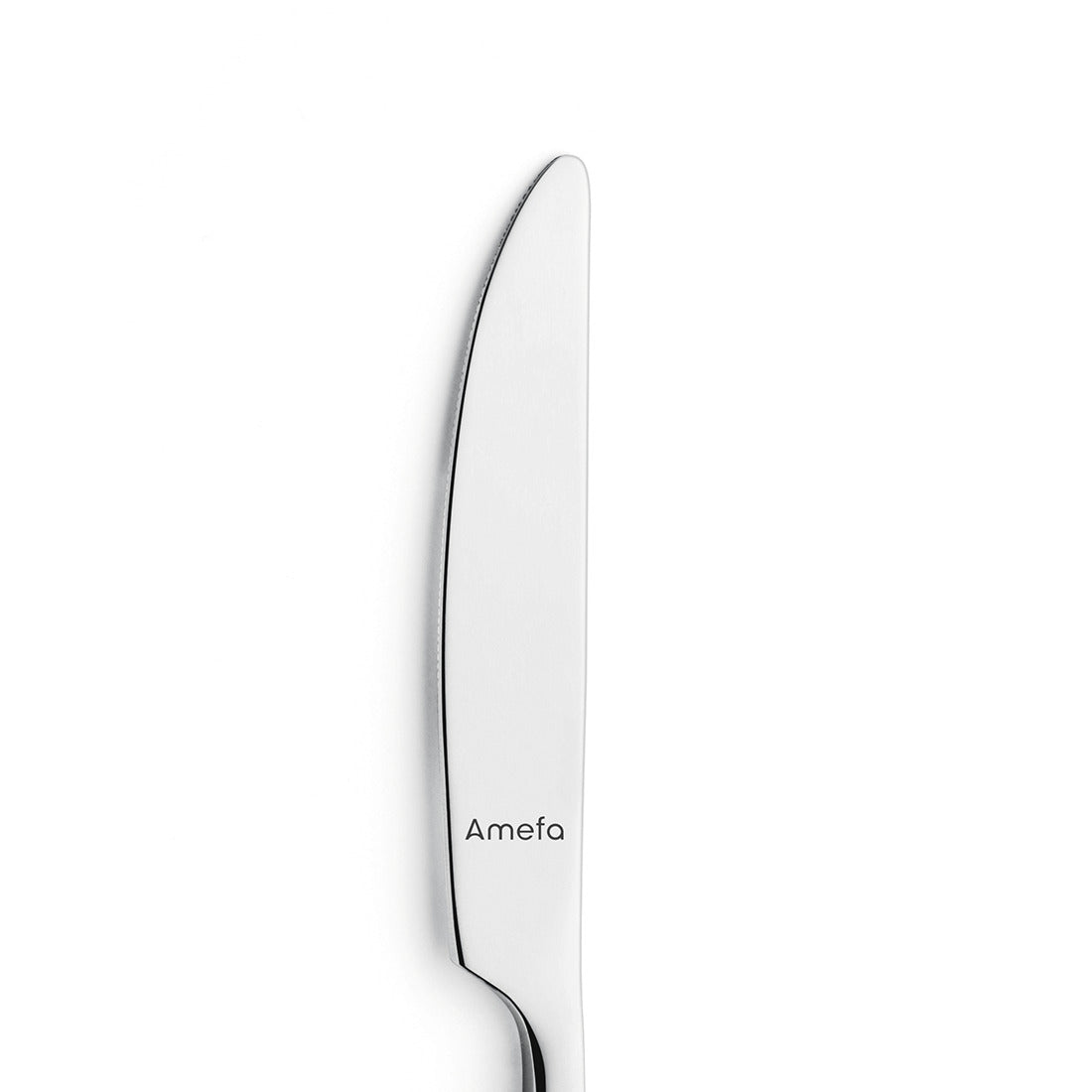 Silbernes Messer auf weißem Hintergrund.