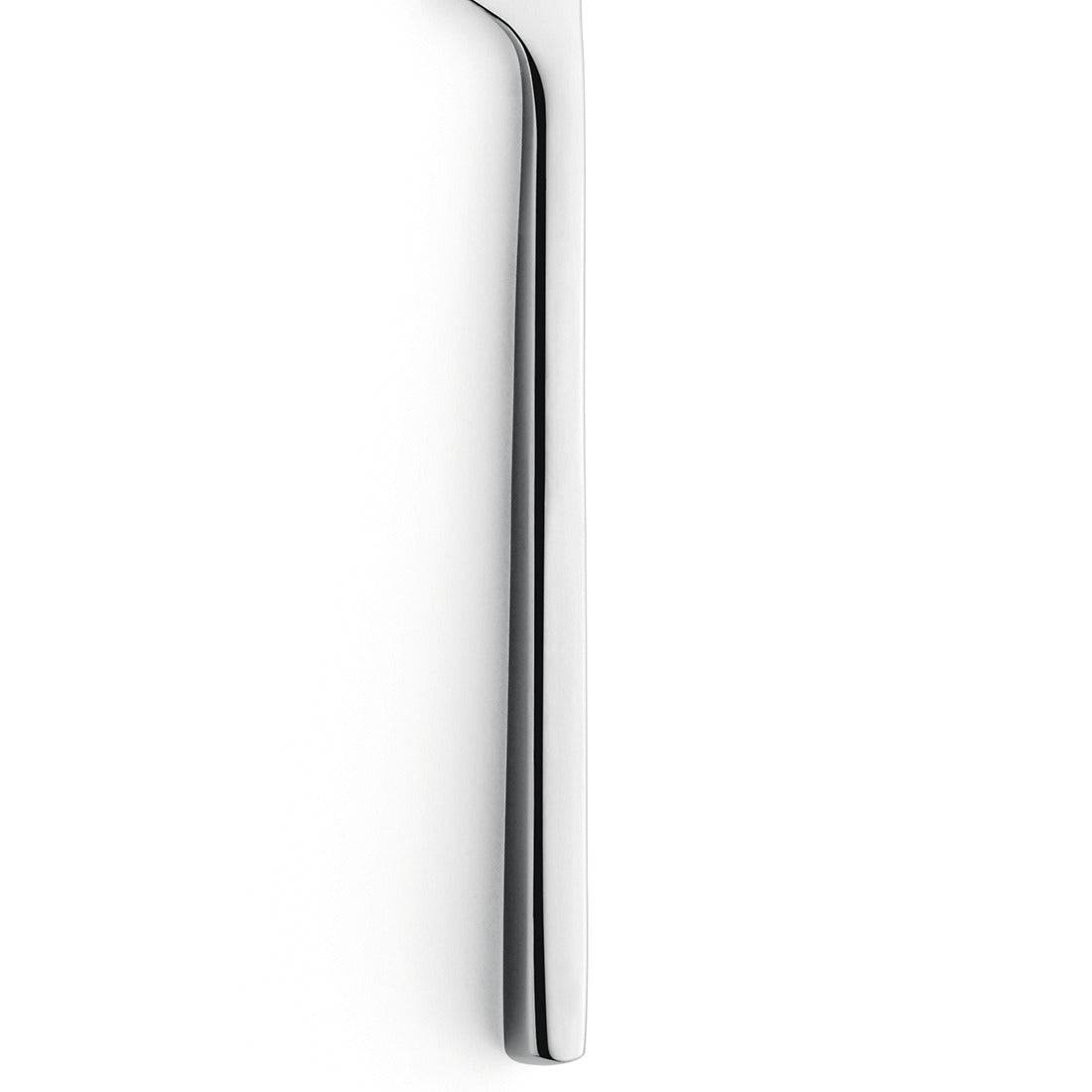 Silbernes Messer auf weißem Hintergrund.