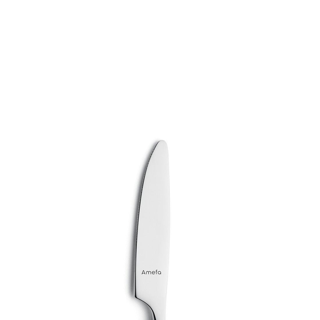Silbernes Messer auf weißem Hintergrund.