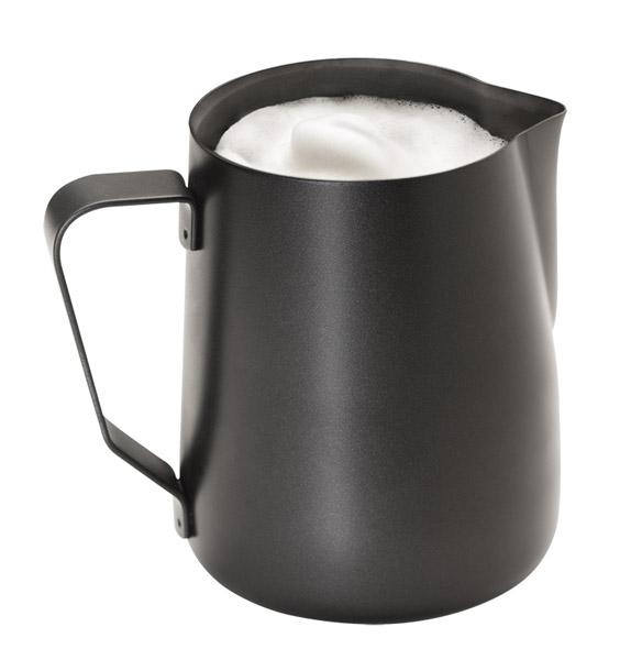 Schwarzer Milchkännchen mit Milchschaum.