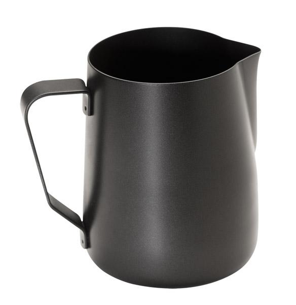 Schwarze Metallkanne mit Henkel.