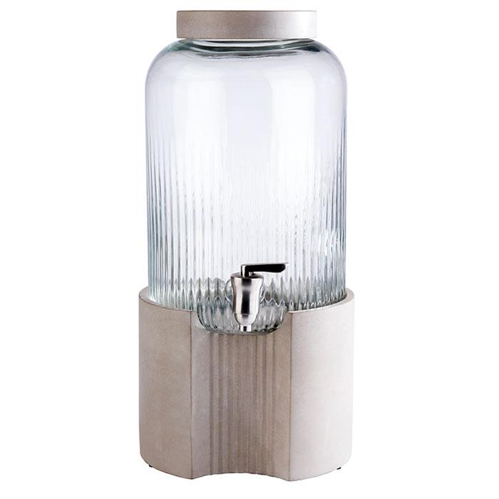 Getränkespender aus Glas und Stein.