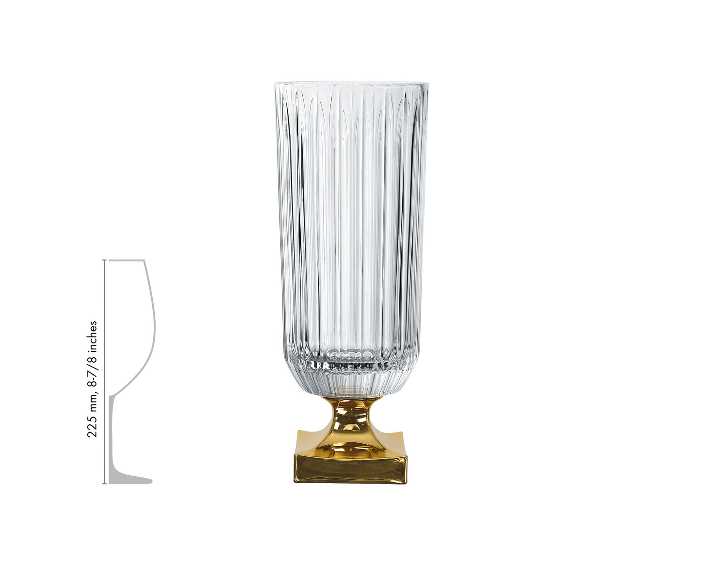 Hohes Glas mit goldener Basis.