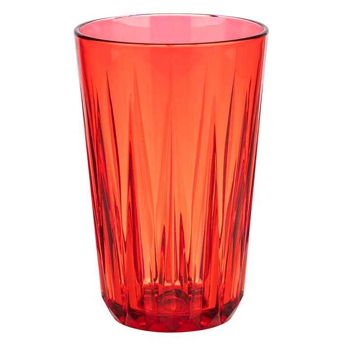 Rotes Trinkglas mit Facettenschliff.