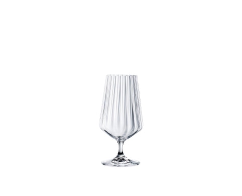 Geripptes Glas auf weißem Hintergrund.