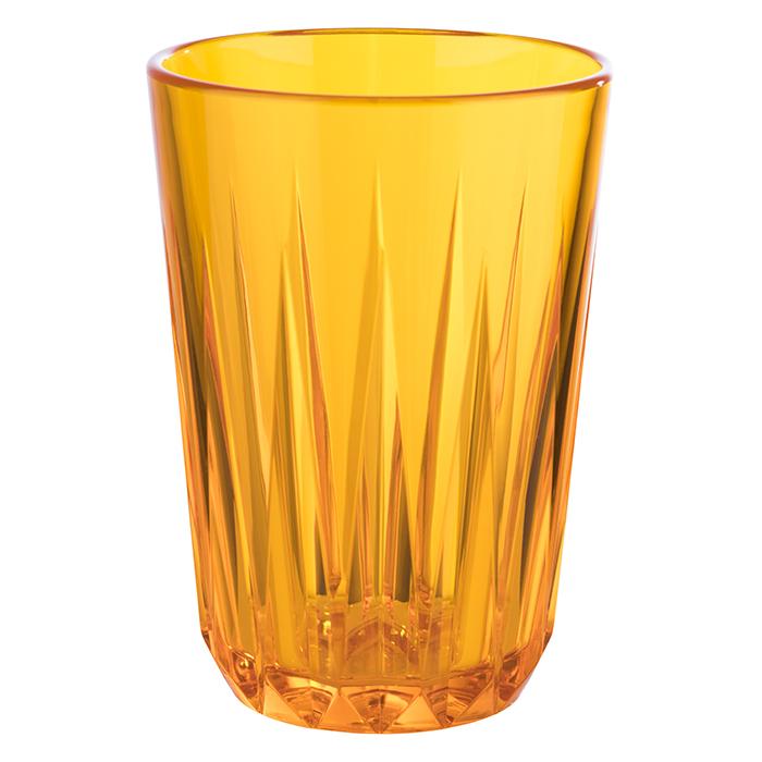 Gelbes Trinkglas mit Rillenmuster.