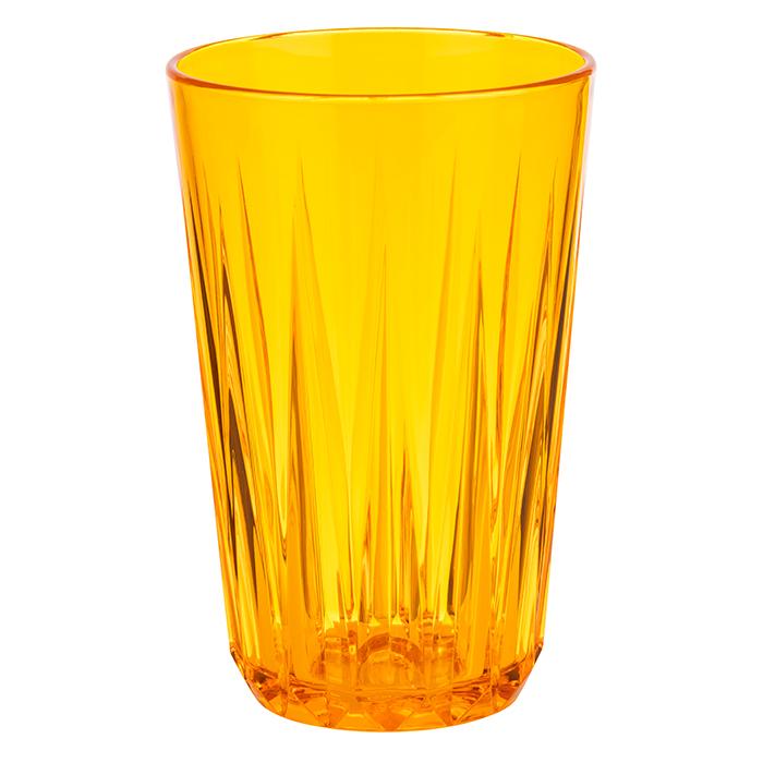 Gelbes Trinkglas mit Rillenmuster.