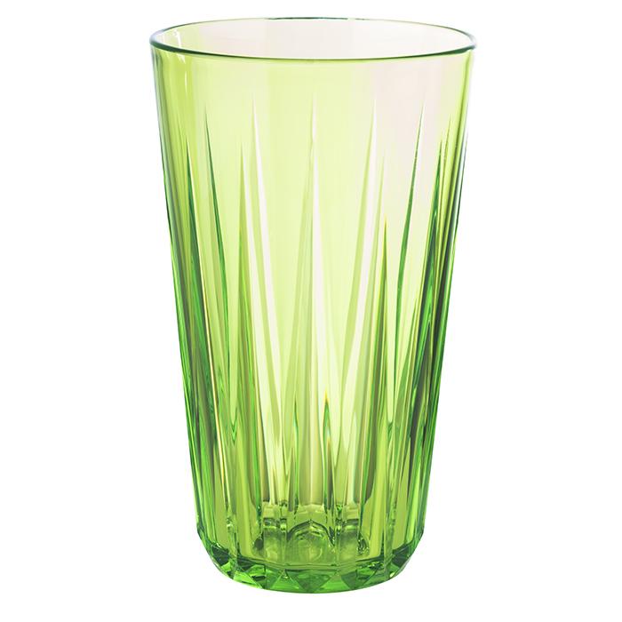 Grünes Trinkglas mit Rillenmuster.