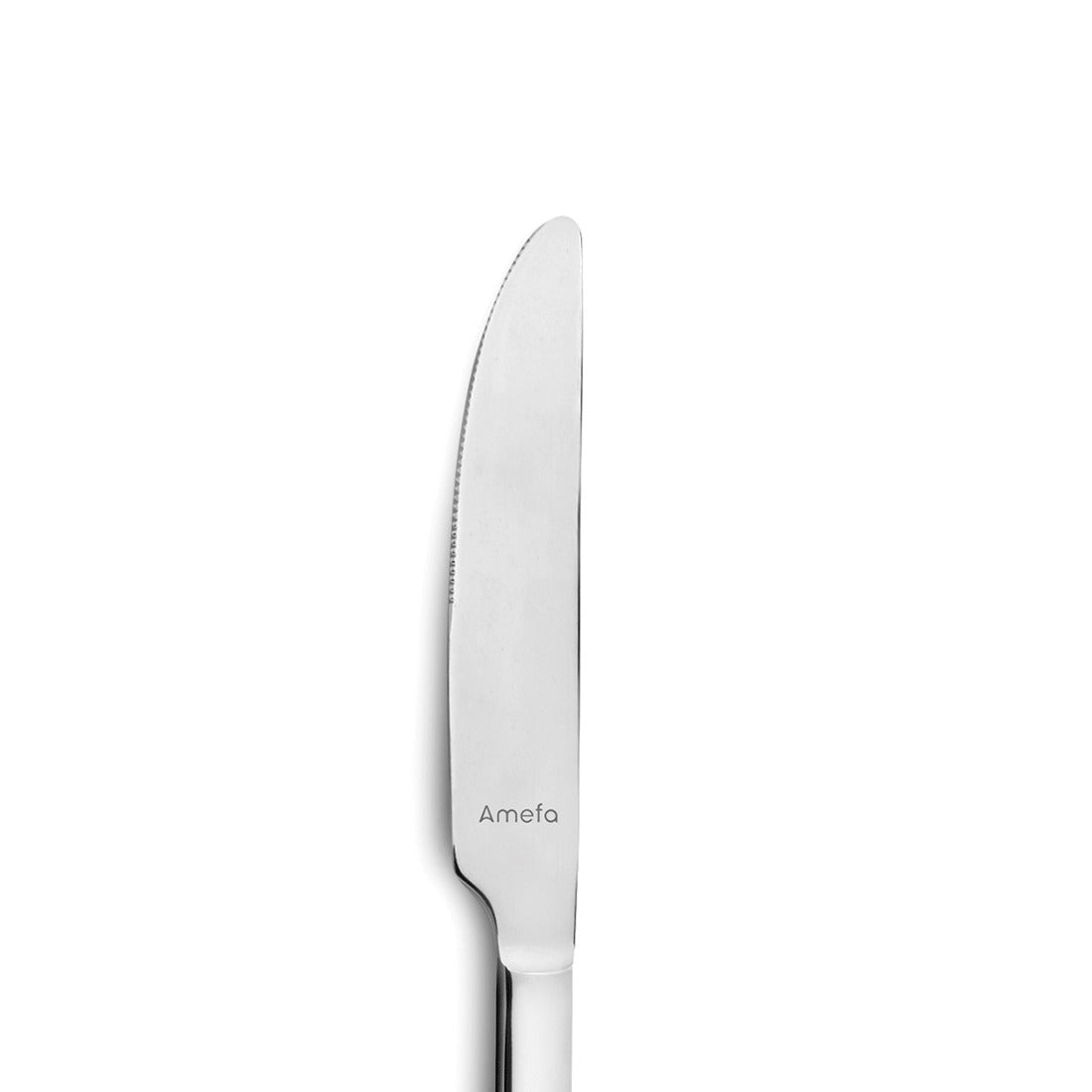 Silbernes Messer mit glattem, schlichtem Design.