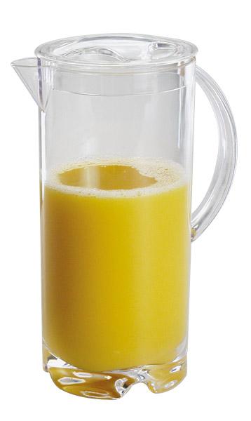 Transparenter Krug mit Orangensaft.
