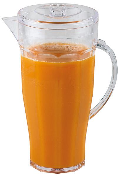 Karaffe mit orangem Getränk.