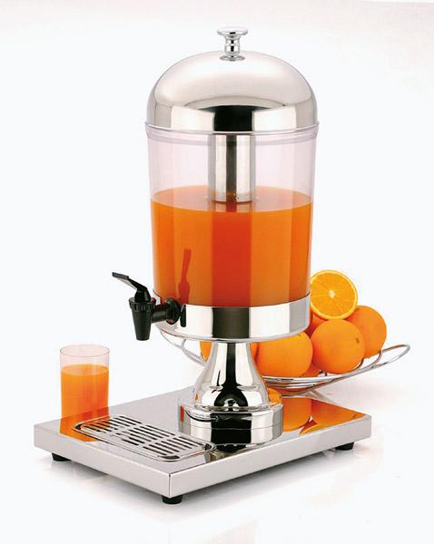 Saftspender mit Orangen und Glas.