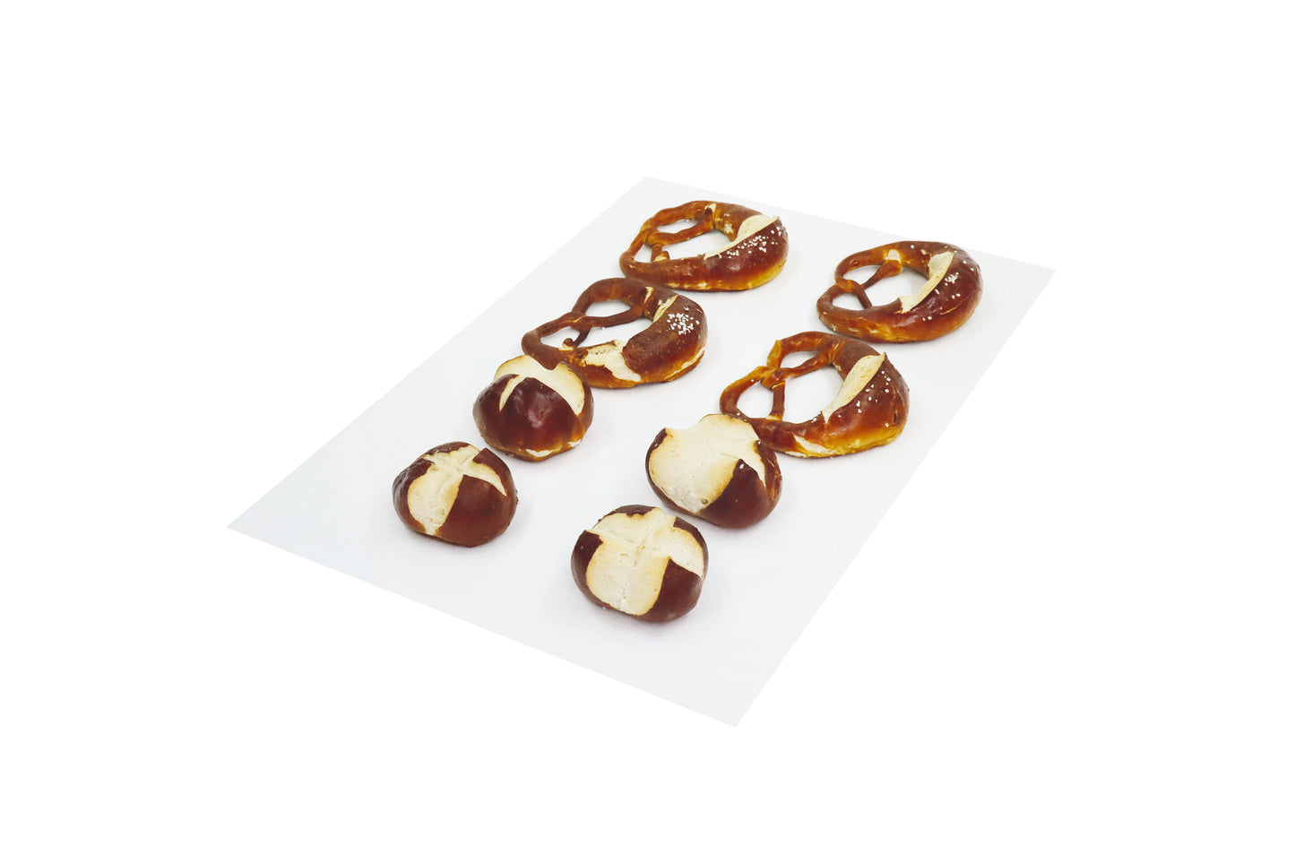 Brezeln auf weißem Hintergrund.