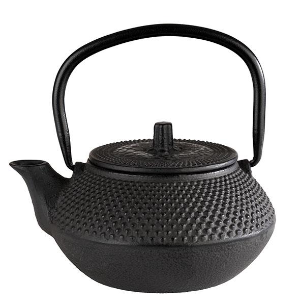 Schwarze Teekanne aus Gusseisen.